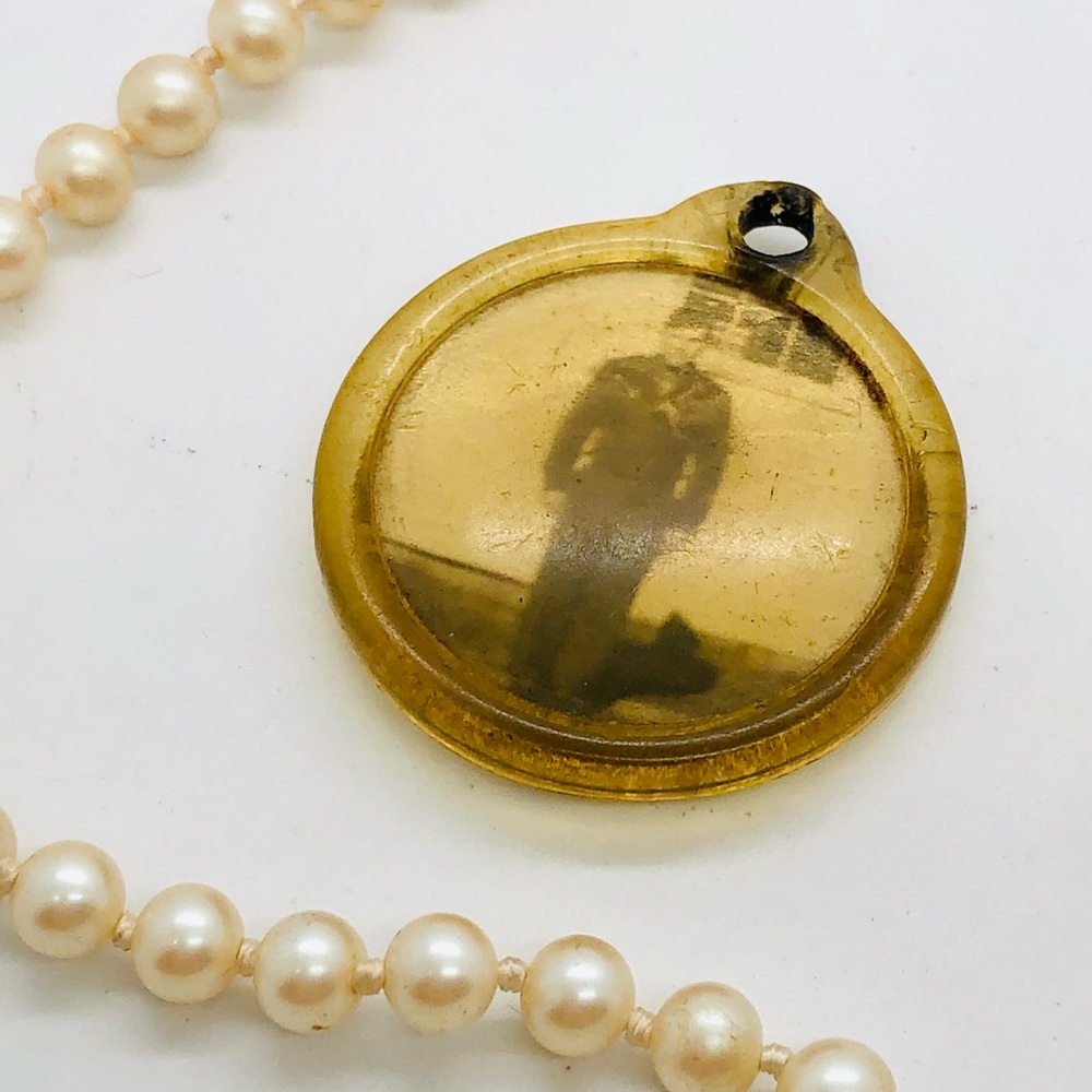 Antique Romantic Old Photo & Strand of Pearls Gem